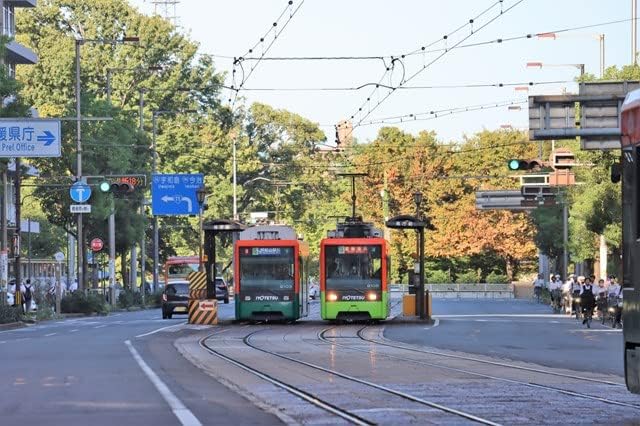 【2027年カレンダー】【鉄道のポストカード】愛媛県松山市 県庁前ですれ違う二台の伊予鉄道路面電車 朝日と緑の街路 はがき お土産 ハガキ 撮影/MIRO