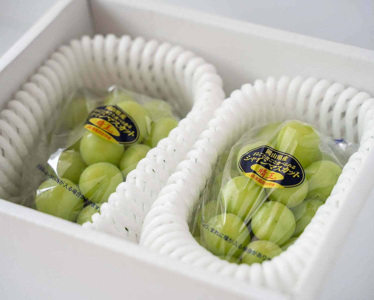 Shine Muscat Haruo Okayama Prefecture 14.1 oz (400 g) x 2 Bunches, Gift, High Sugar Content for Home, Grapes, Muscat, Medium Size, Sweet, Excellent