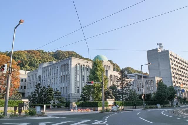 【2027年カレンダー】【日本の風景／地名のポストカード】愛媛県松山市 山を背にした愛媛県庁と周辺の官庁が並ぶ通りの眺め はがき お土産 ハガキ 撮影/MIRO