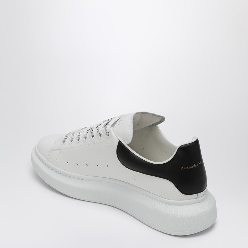 Alexander McQueen アレクサンダーMCクイーンホワイトとブラックの特大スニーカー - Image 2