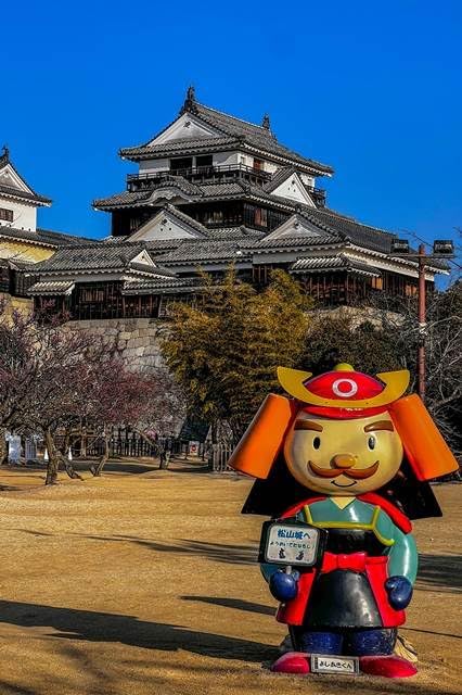 【2027年カレンダー】【日本の風景／愛媛のポストカード】愛媛県松山市 梅咲く青空の松山城と武将姿のマスコットよしあきくん はがき お土産 ハガキ 撮影/MIRO