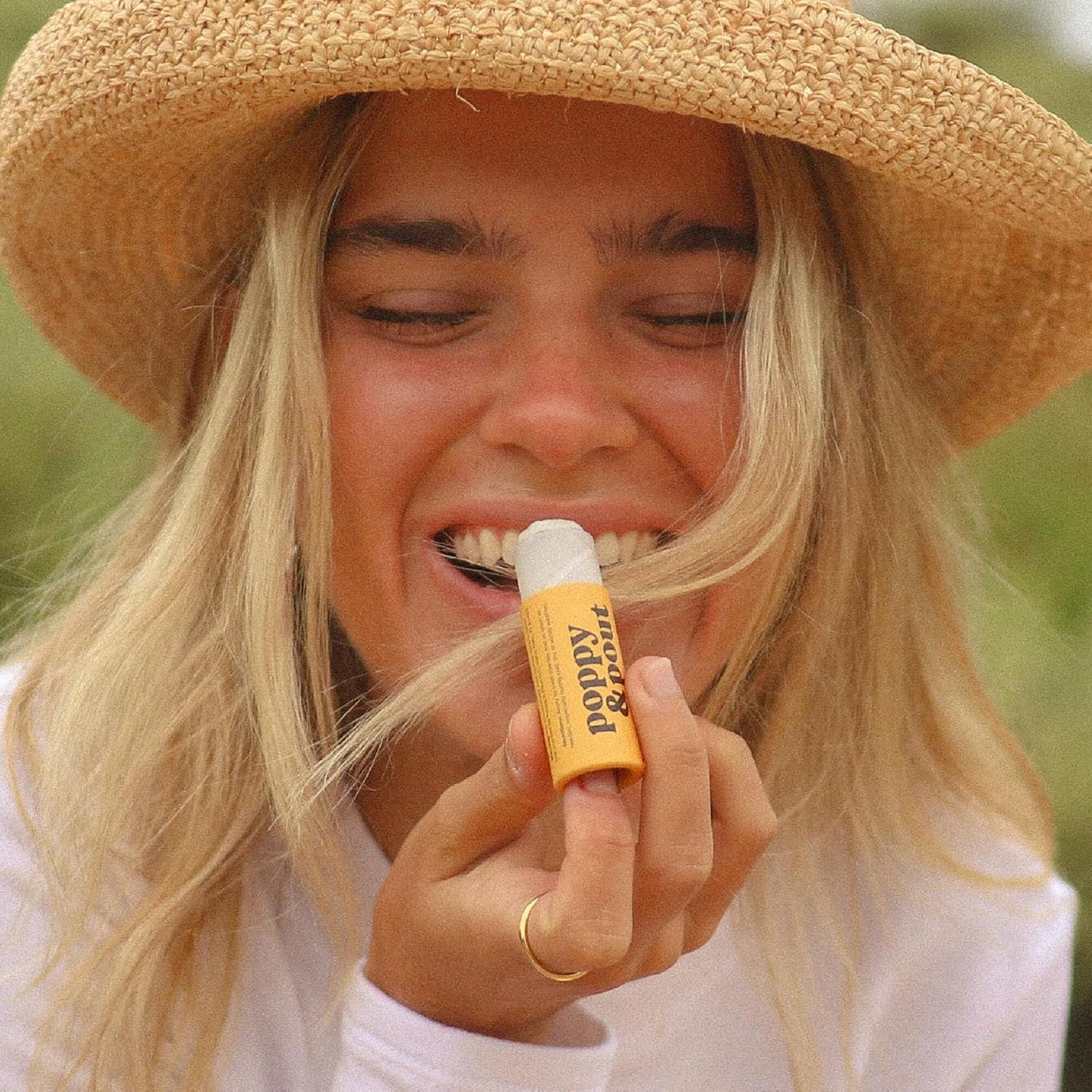 Poppy & Pout Bálsamo labial totalmente natural, tubo de cartón de 0.3 onzas, relleno a mano, cera de abejas, vitamina E, aceite de coco orgánico, libre de crueldad (flor de limón)