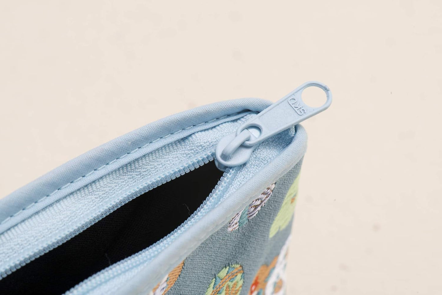 Kyoto Geimidou Nishijin Textile High-grade Gold Brocade Cosmetic Pouch, Japanese Pattern, Made in Japan, white