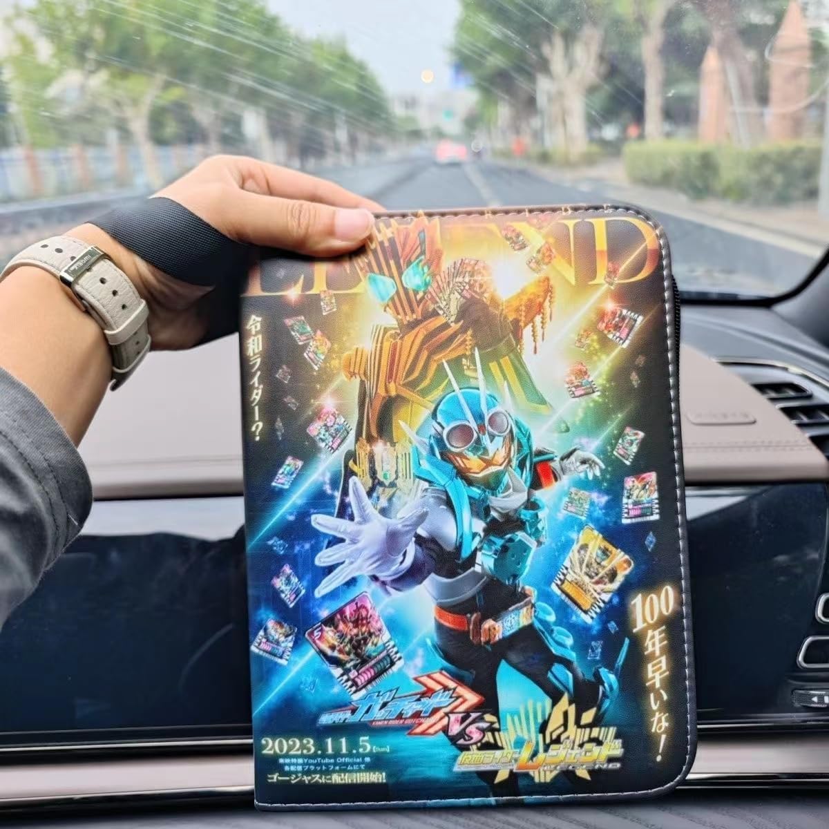 Kamen Rider Card File, Kamen Rider Gatchard, Seal File, Gotchard Card Storage Bag, Storage Box, 4 Pockets, Holds 400 Sheets, PU Shell, Children's Gift, Collecting Cards, Moe Goods (D) [Parallel Import