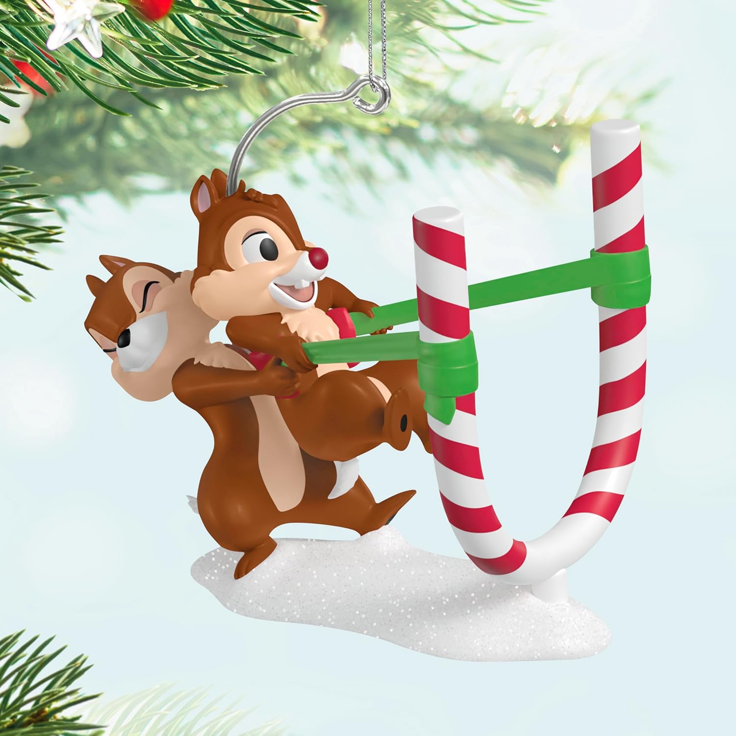 Hallmark Keepsake Adorno de Navidad 2025, catapulta de bastón de caramelo de Disney Chip y Dale, regalos para fanáticos de Disney