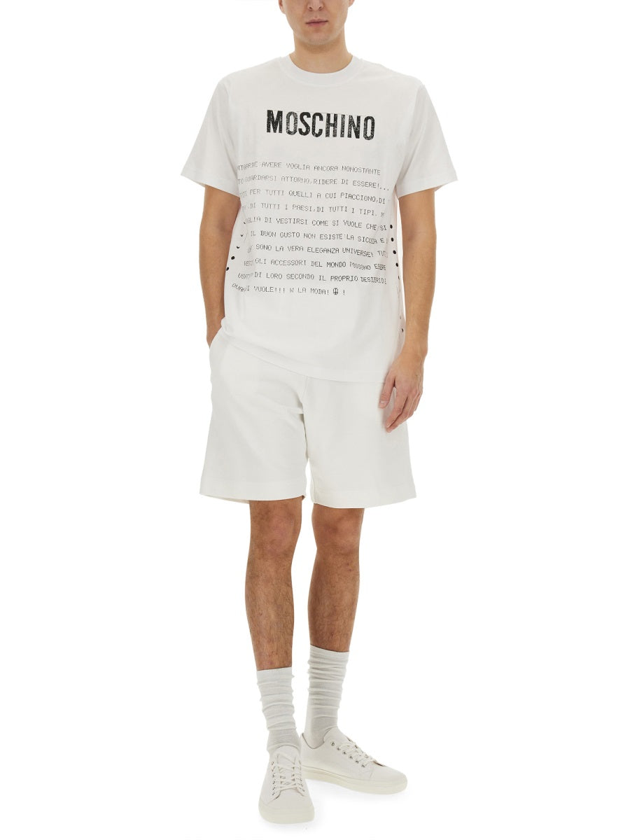 Moschino モスキーノ「メッセージプリント」Tシャツ - Image 3
