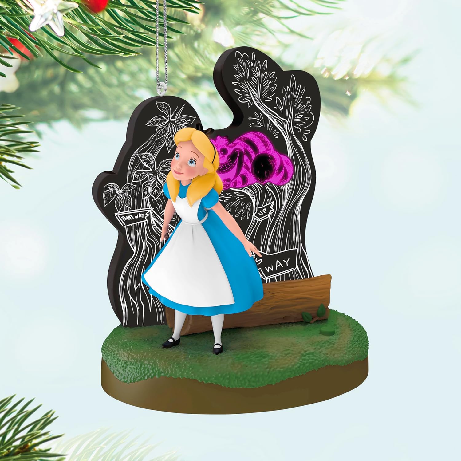 Hallmark Keepsake Adorno navideño de Disney, Alicia en el país de las maravillas y el gato de Cheshire con luz, regalos para los fanáticos de Disney
