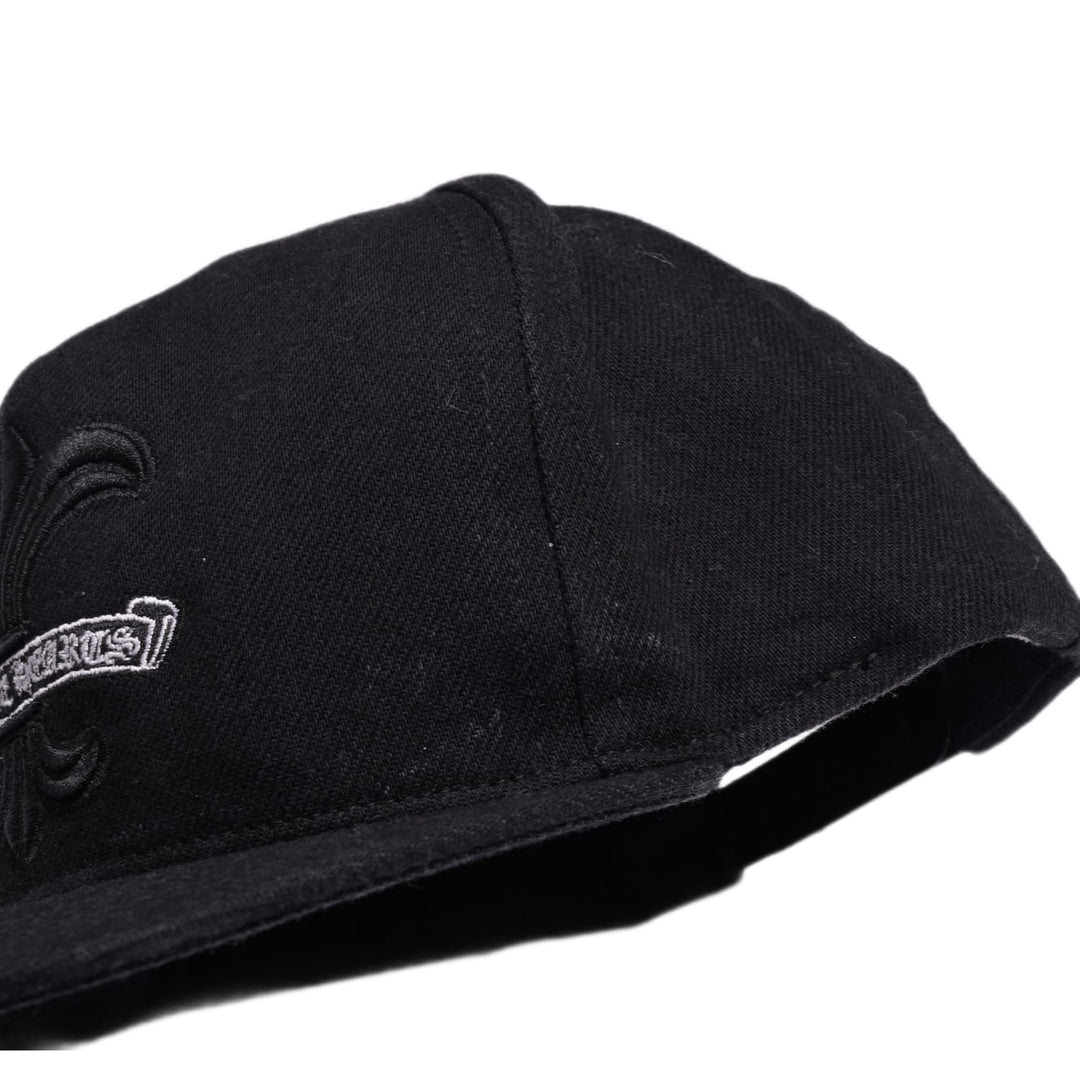CHROME HEARTS EMBROIDERED FLEUR SCROLL LOGO HAT