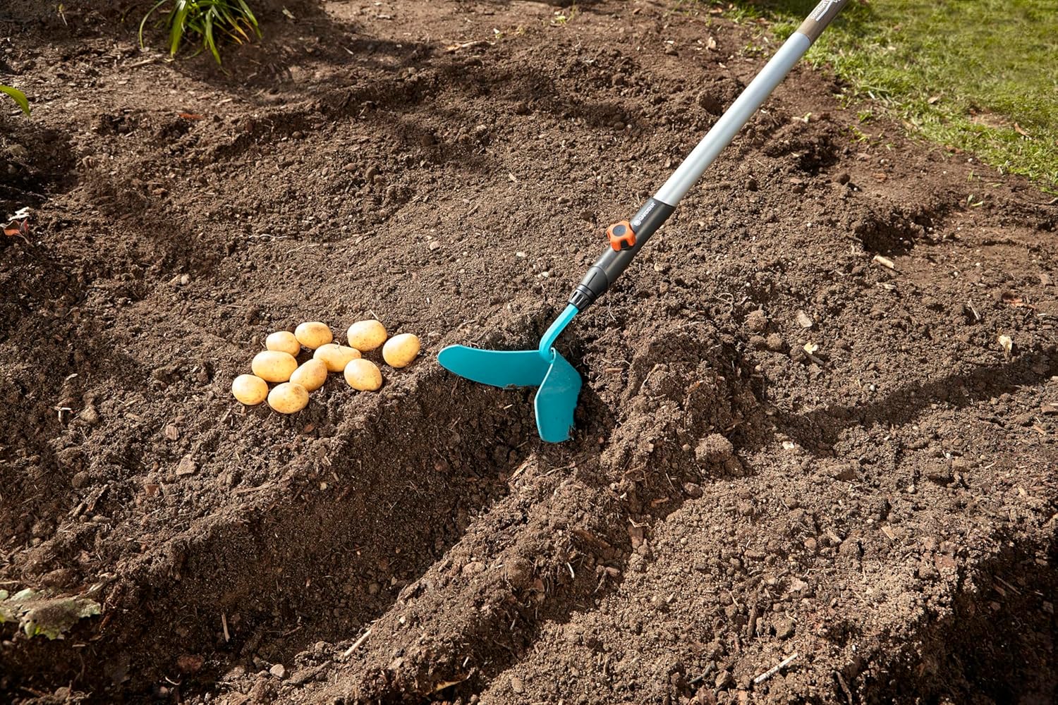 Gardena V-shaped Hoe, 6.3 inches (16 cm) Wide, Combisystem 3118-20 Product Warranty: Up to 25 Years