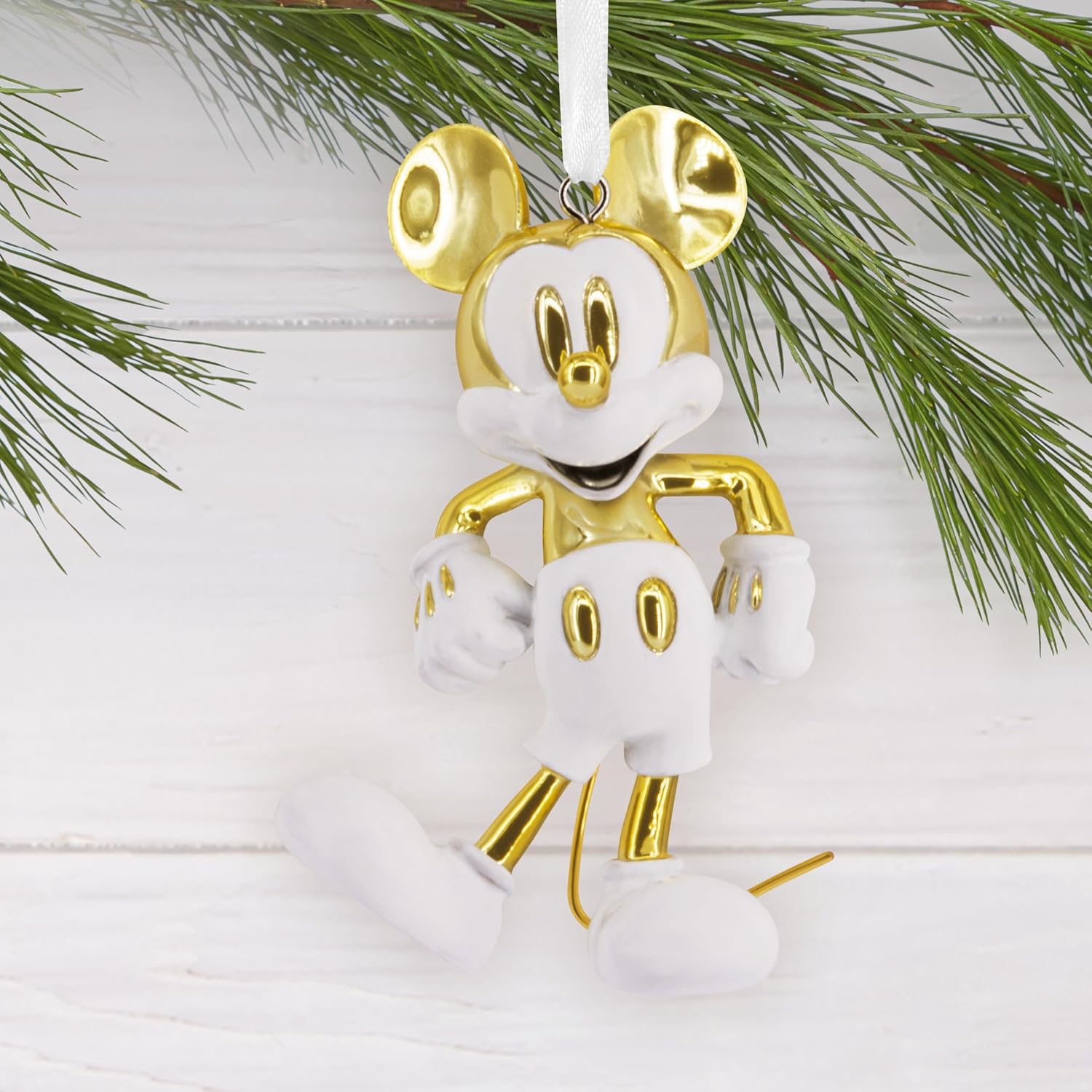 Hallmark Adorno de Navidad exclusivo, adorno de Mickey Mouse blanco y dorado, cerámica, regalos para fanáticos de Disney