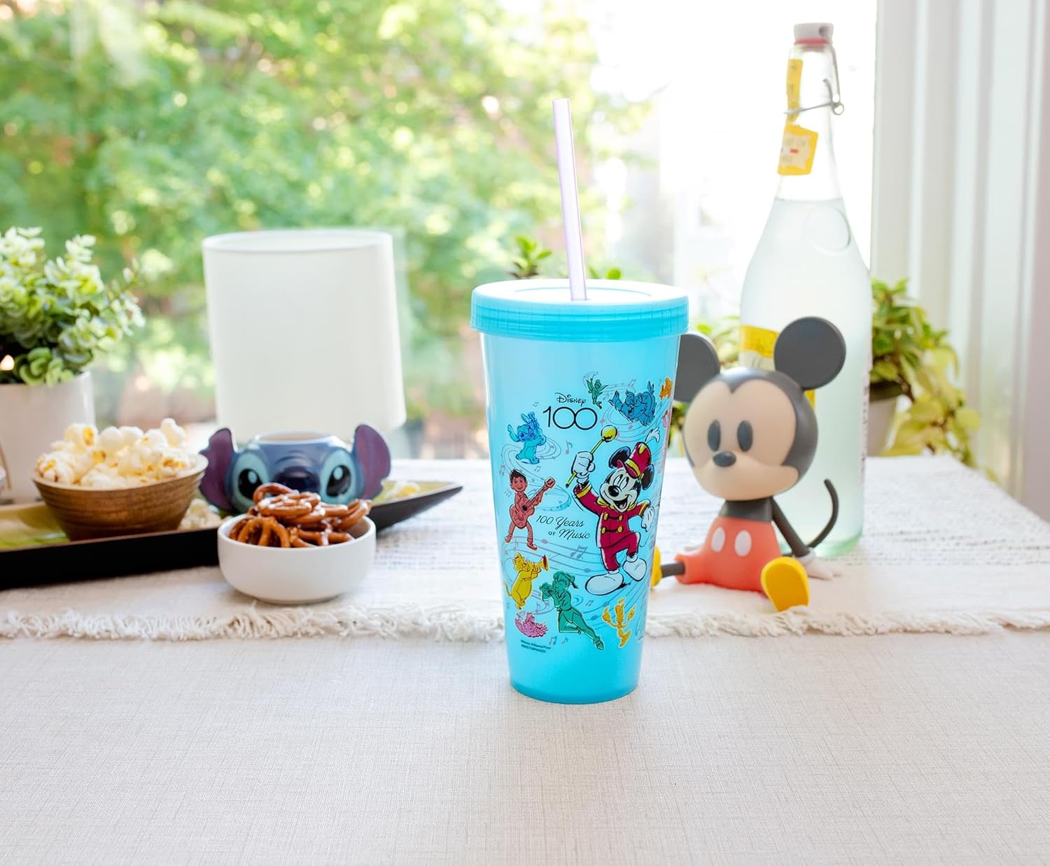 Disney Vaso de viaje de plástico que cambia de color de Mickey Mouse del 100 aniversario, incluye popote reutilizable y tapa resistente a fugas, capacidad para 20 onzas