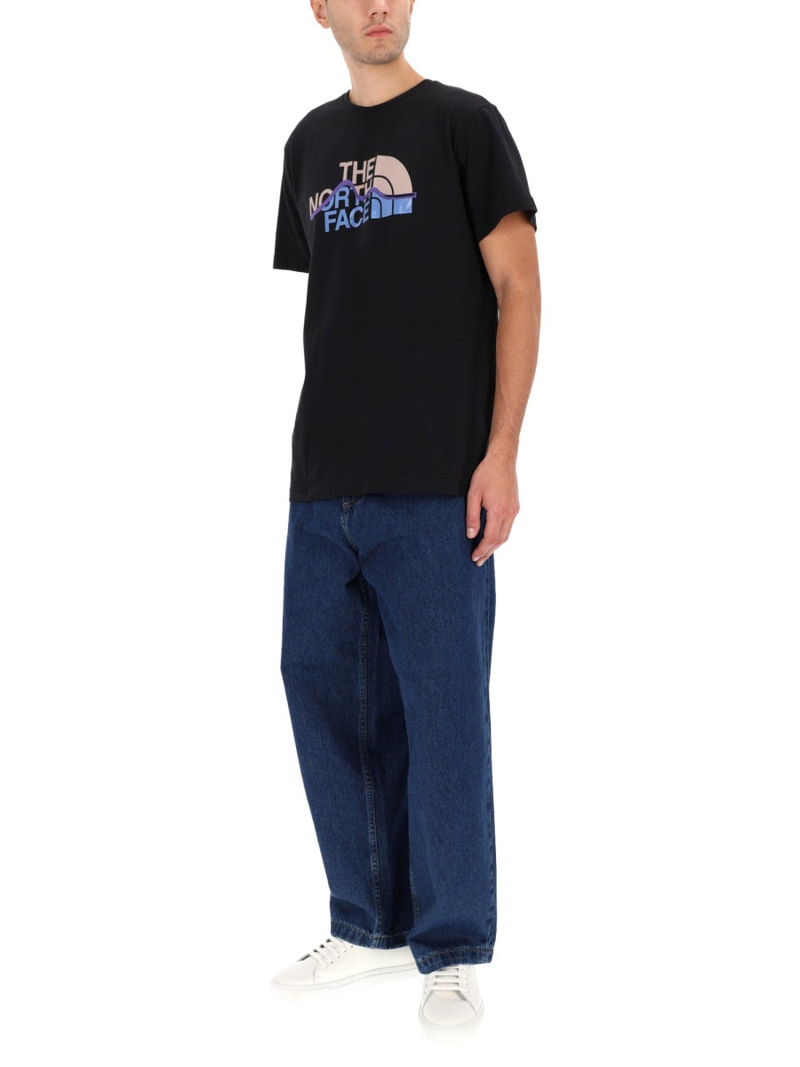 The ノースフェイスのロゴ入りTシャツ - Image 3