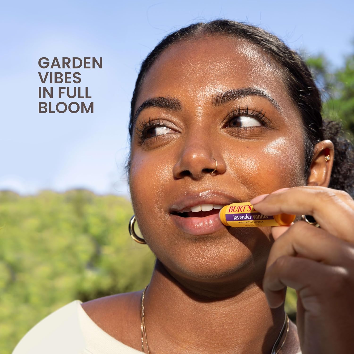 Burt's Bees Gifts Ideas - Juego de bálsamo labial para fiesta de jardín, vainilla lavanda, melocotón dulce, manzana verde, miel de flores silvestres, con cera de abejas de origen responsable, tratamiento labial de origen natural, 0.15 onzas, cuatro tubos