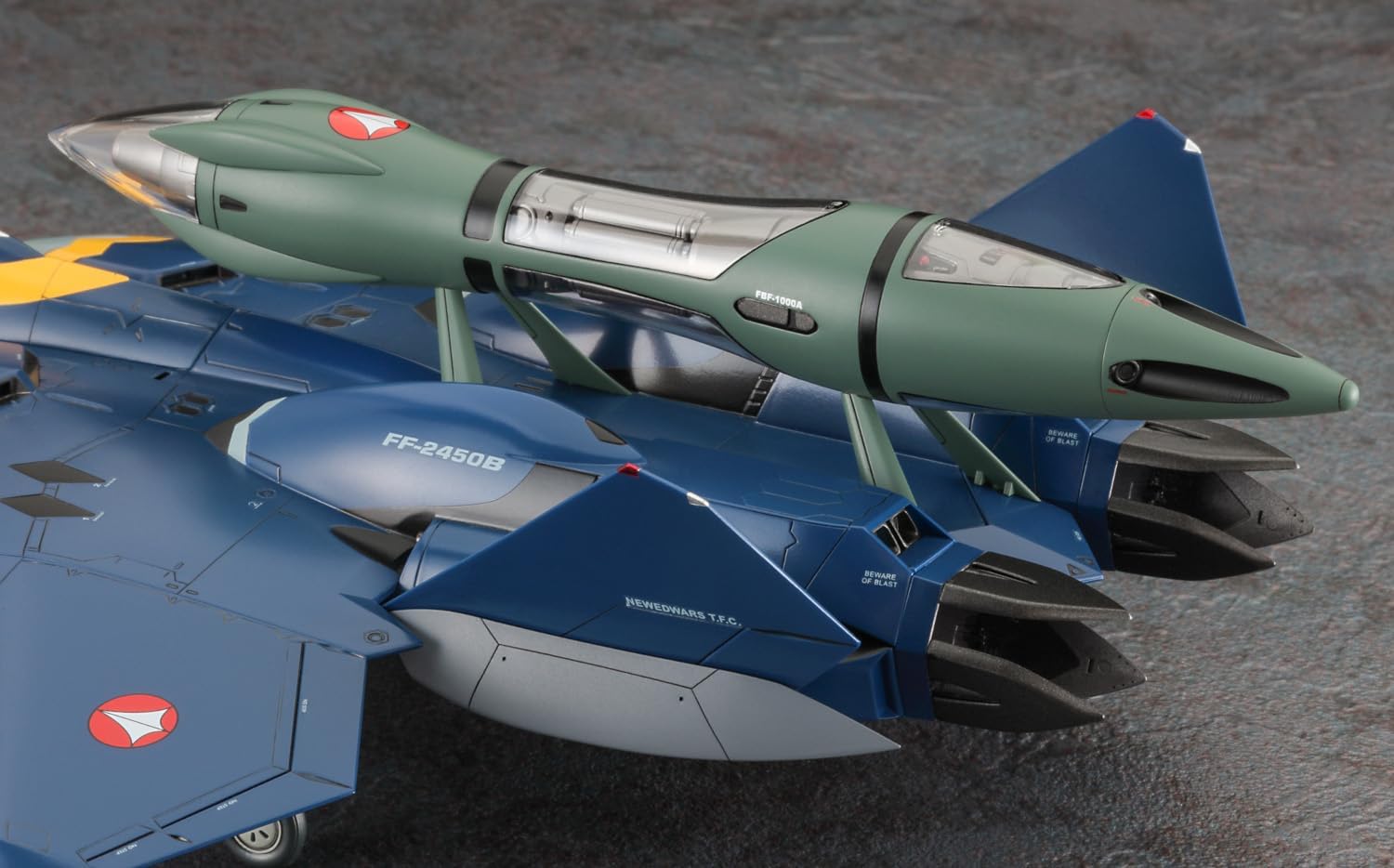 Hasegawa 65887 Macross Plus YF-21 w/Fast Pack & Fold Booster, 1/72 Scale Plastic Model
