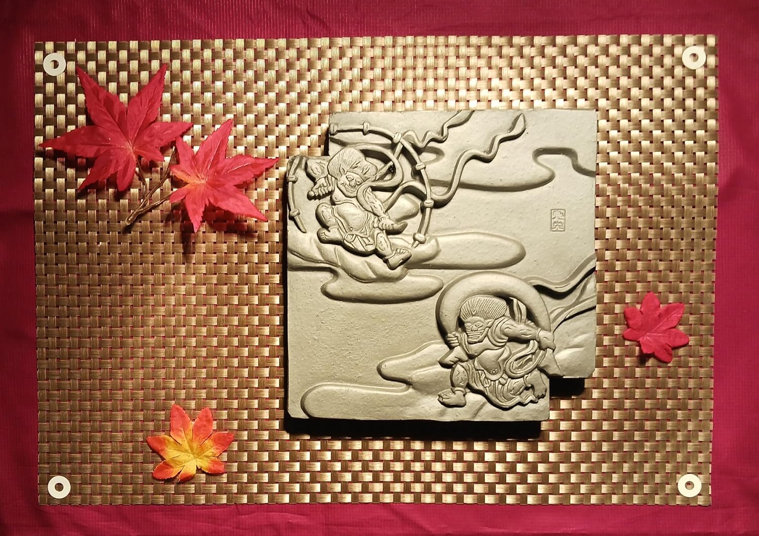 壁掛けアート作品 伝統工芸品（三州鬼瓦） 俵屋宗達『風神雷神図屛風』 和モダン、リビング、ベットルーム、玄関、部屋飾り W×18.5㎝ H×18.5㎝ D×2.0㎝（送料無料商品）
