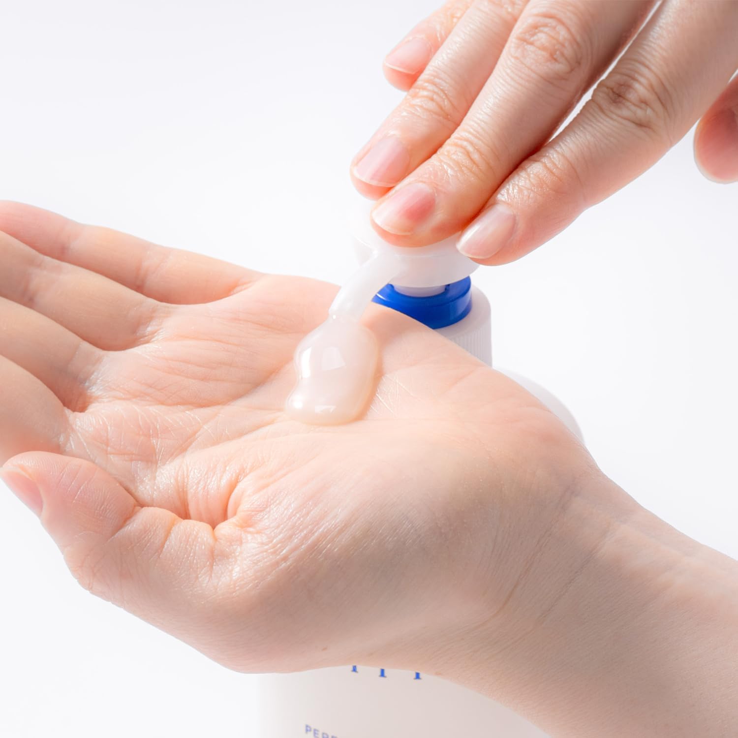 Moisture Mild White Niacinamide, Vitamin C, Hyaluronic Acid [Quasi Drug] MMW Perfect Essence