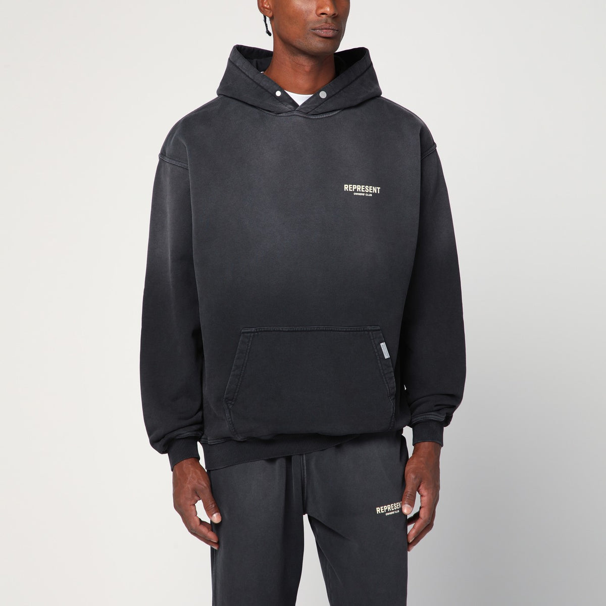 Represent 洗った黒い特大のフード付きスウェットシャツを表します - Image 4