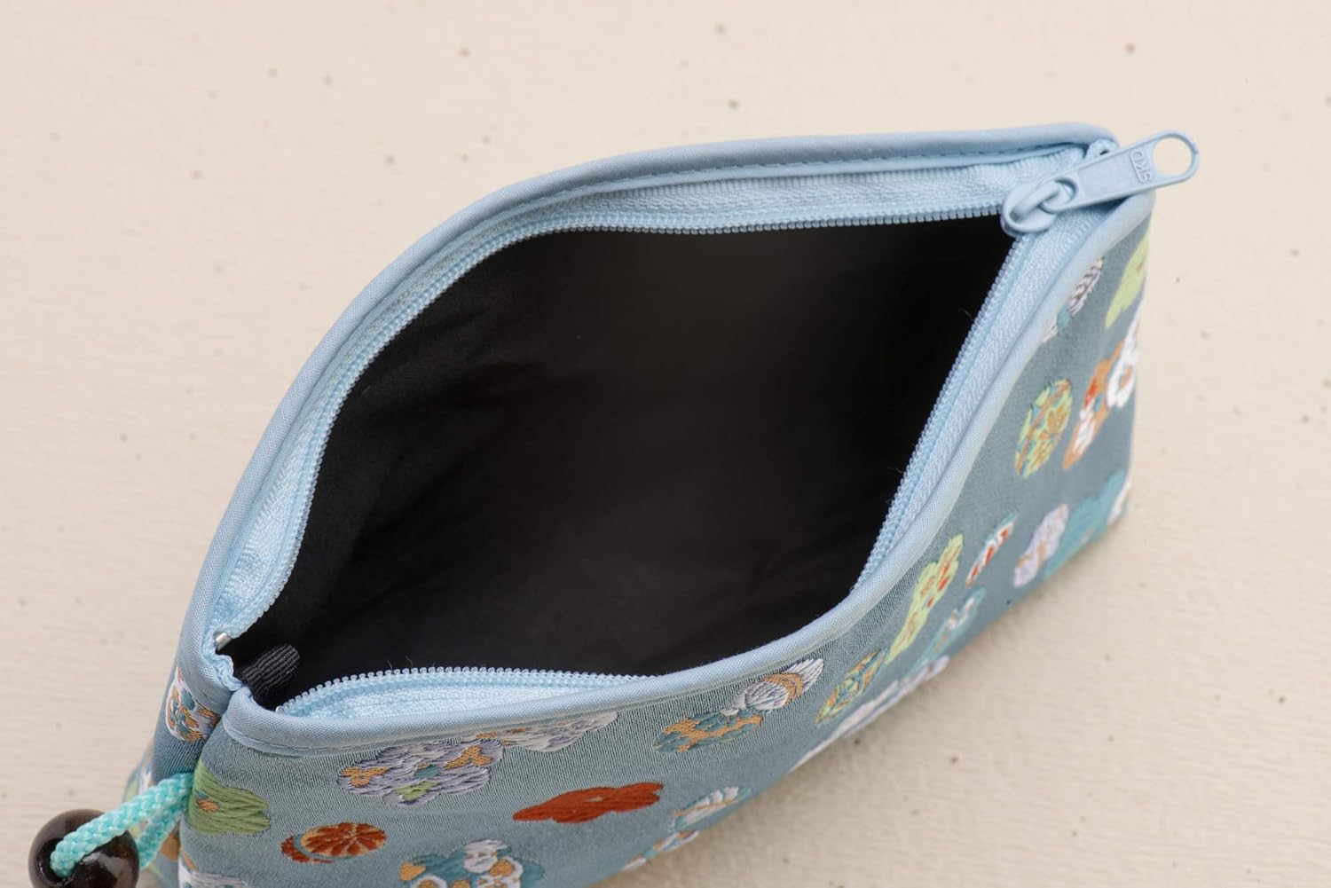 Kyoto Geimidou Nishijin Textile High-grade Gold Brocade Cosmetic Pouch, Japanese Pattern, Made in Japan, white