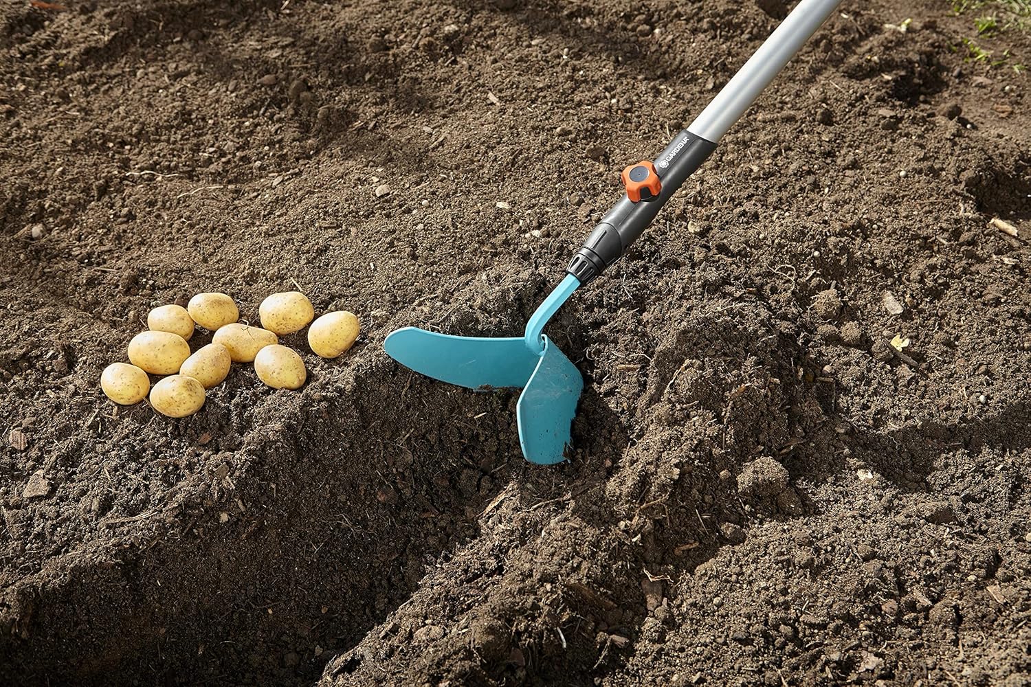 Gardena V-shaped Hoe, 6.3 inches (16 cm) Wide, Combisystem 3118-20 Product Warranty: Up to 25 Years