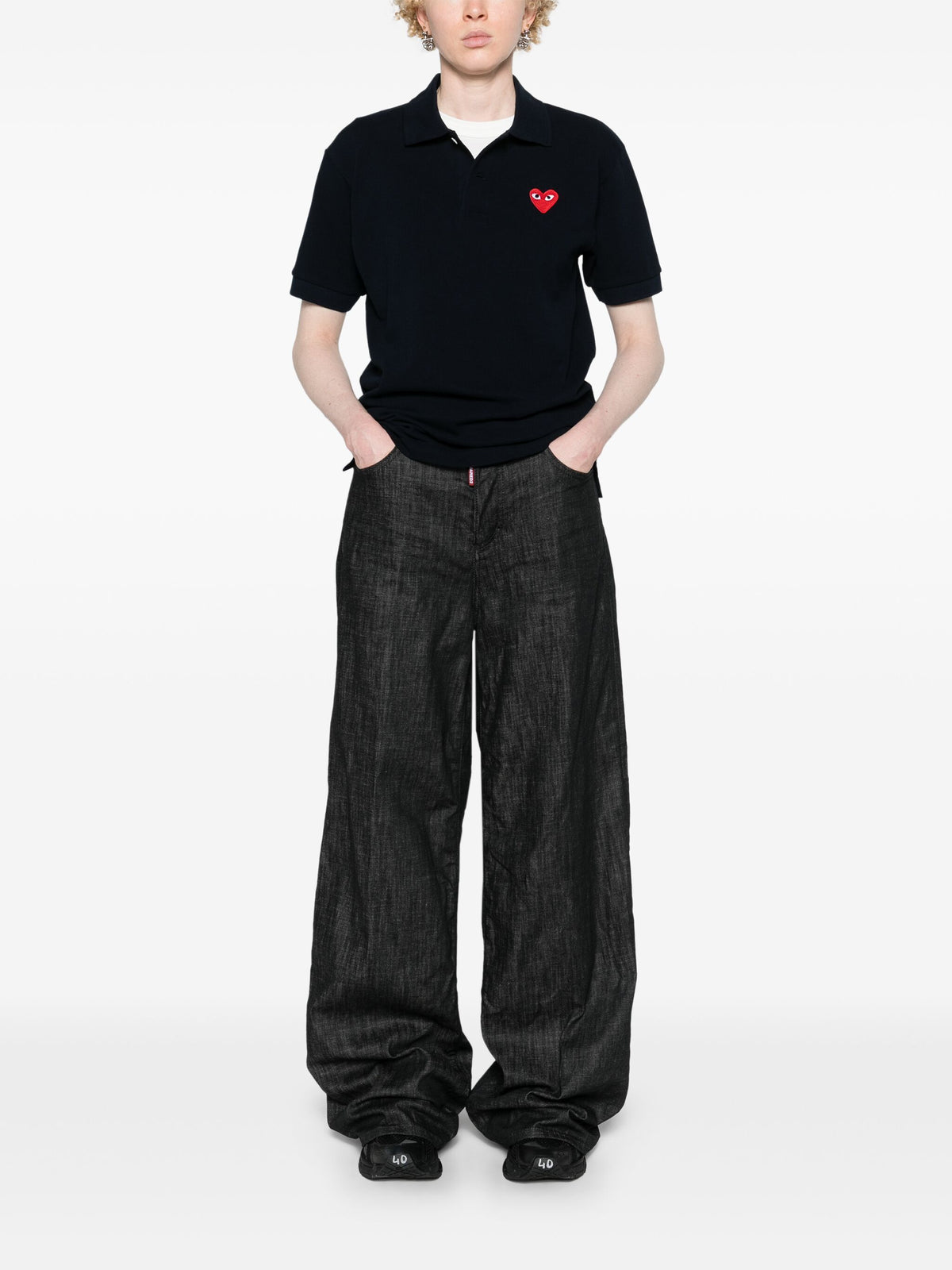 Comme Comme DesGarçonsはTshirt Red Emblem Knitを演奏します - Image 4