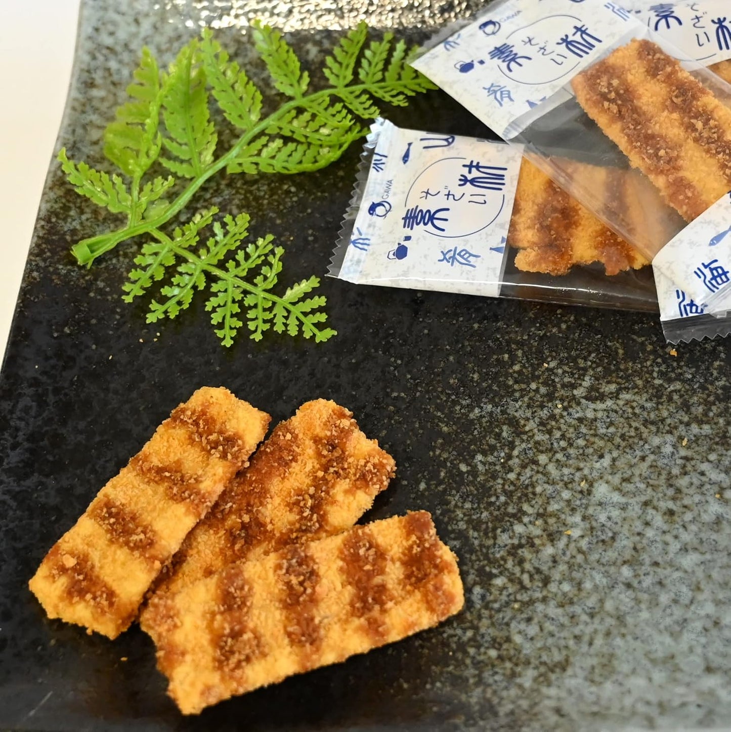 Dagashiya Sauce Katsu [Commercial Use, Large Capacity/Individual Packaging] Assorted Dagashi (Snacks, Snacks), Sennari Shokai Tsumamikura Hitokuchi Sauce Cutlet, 14.1 oz (400 g), Container