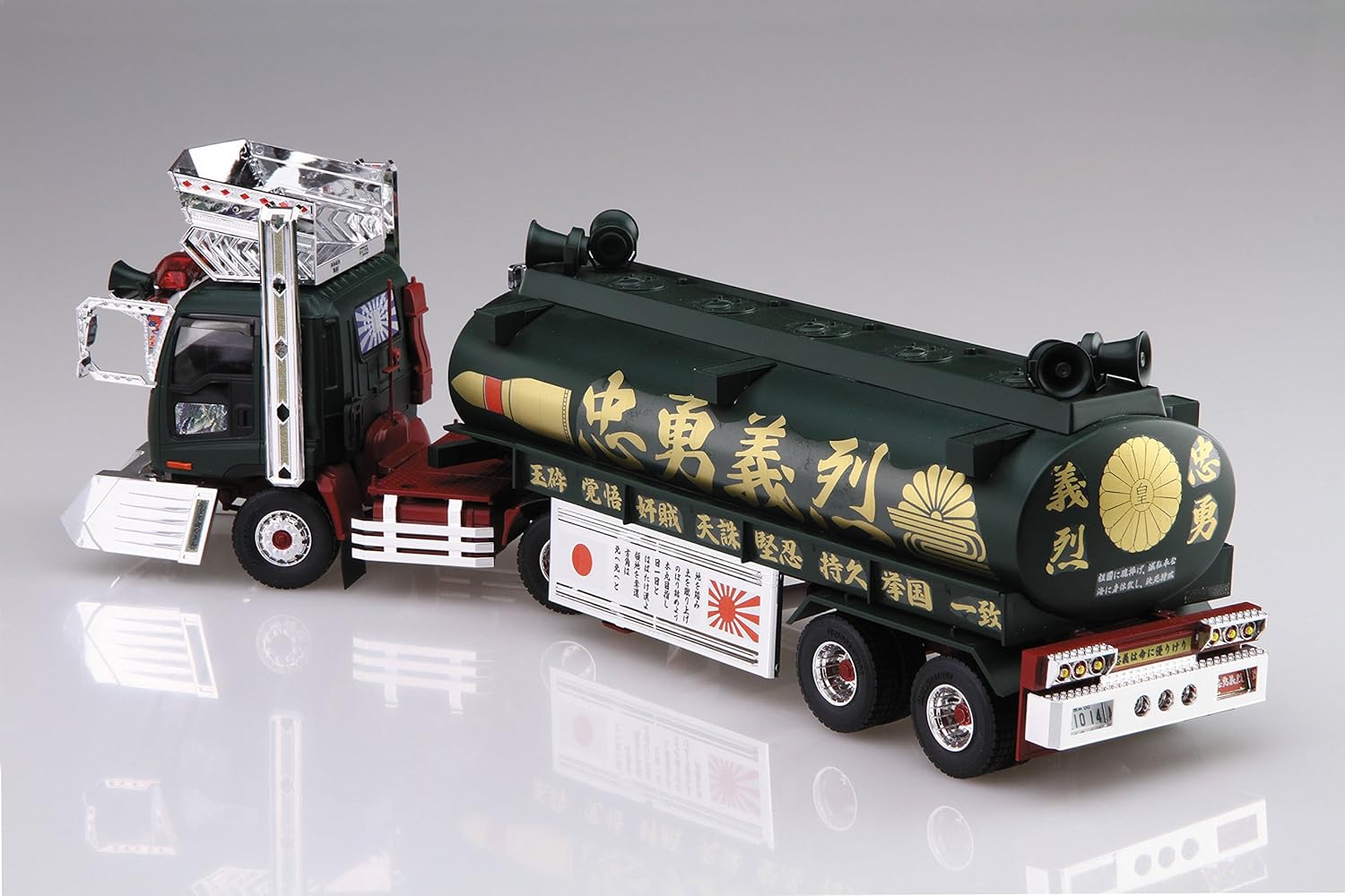 Aoshima 1/32 Value Decorated Truck Series No. 39 Chuyugiretsu Large Tanker Truck Plastic Model
