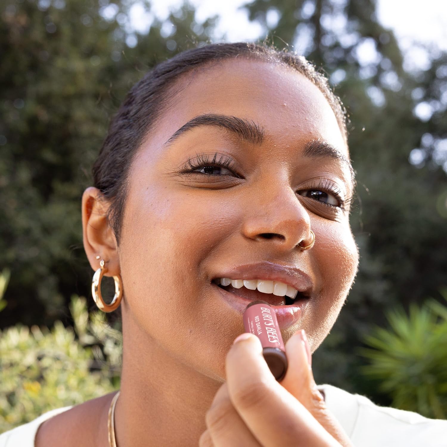 Burt's Bees - Bálsamo labial para rellenar los calcetines, fórmula de bálsamo tintado 2 en 1 de larga duración, infusión de color con manteca de karité hidratante, rosa pétalo (paquete de 2)