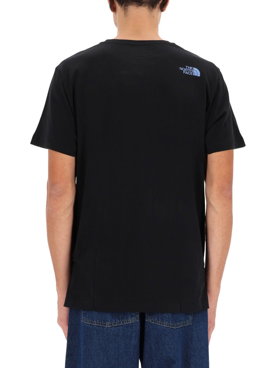 The ノースフェイスのロゴ入りTシャツ - Image 4