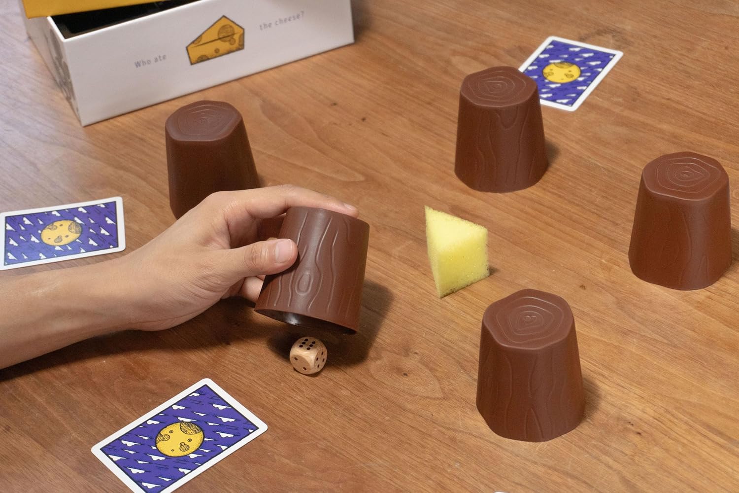 JELLY JELLY GAMES Who Ate the Cheese? Discover the “Cheese Thief” in a Mystery Unfolding with Secrets and Witnesses! For 4-8 Players, Role Hiding Board Game