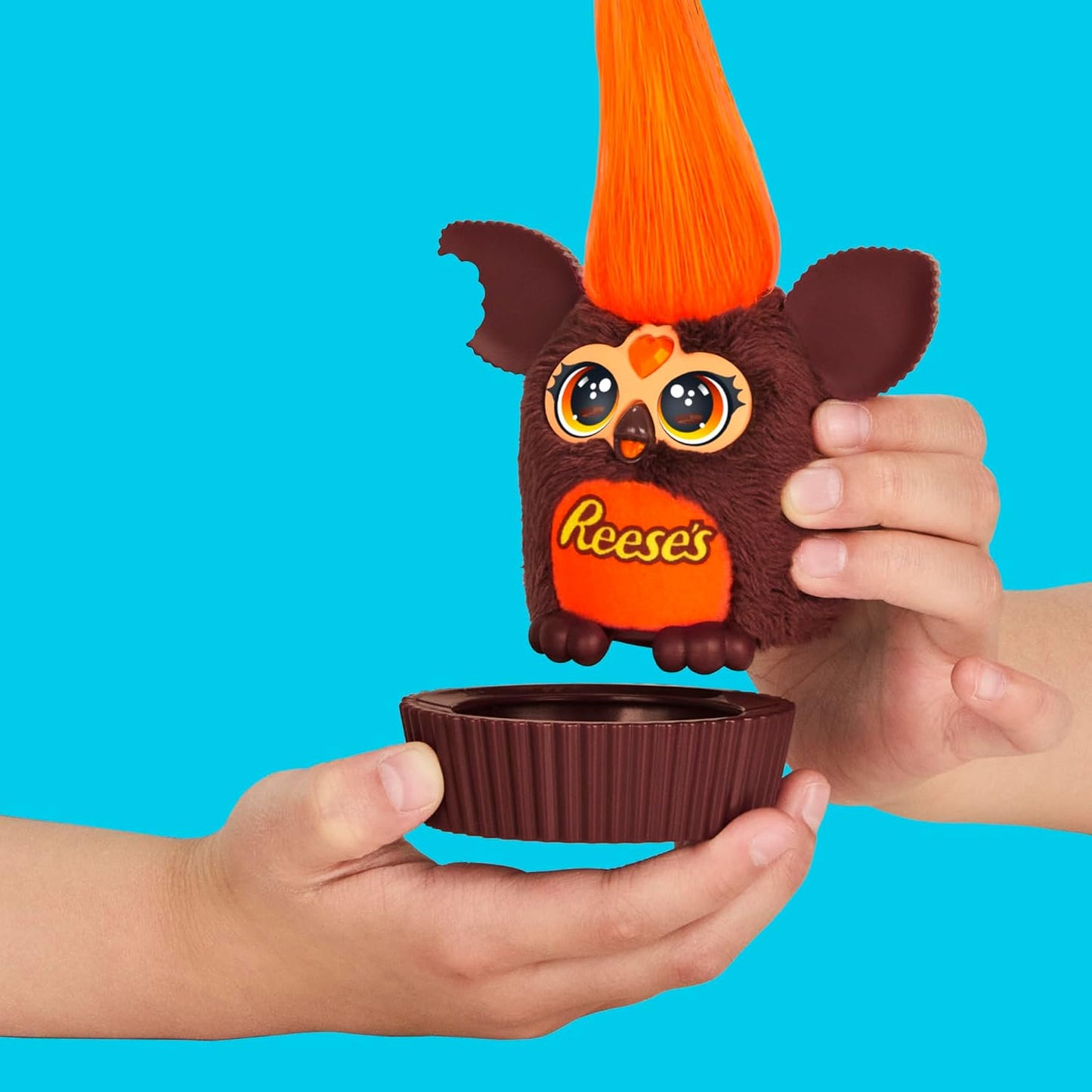 FURBY Furblets REESE'S - Taza de mantequilla de maní pequeña de felpa electrónica de 3 pulgadas, juguetes de caramelo para niños de 6 años en adelante