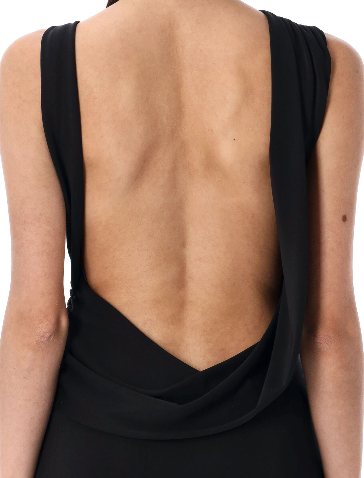 The アンダマンは黒いドレスを着ています - Image 4