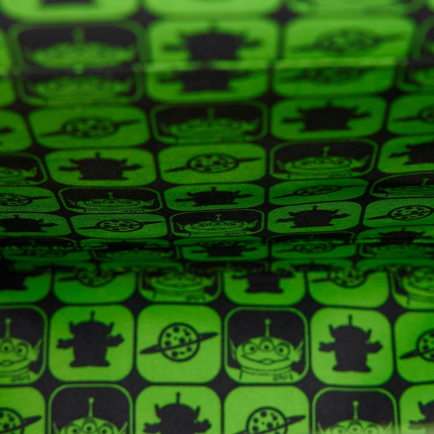 Loungefly Disney: Pixar - Toy Story 5 - Aliens - Dijes esmaltados en cadena - Bolso cruzado con correa ajustable para el hombro con dijes - Regalos para niños y adultos - Bolsas coleccionables