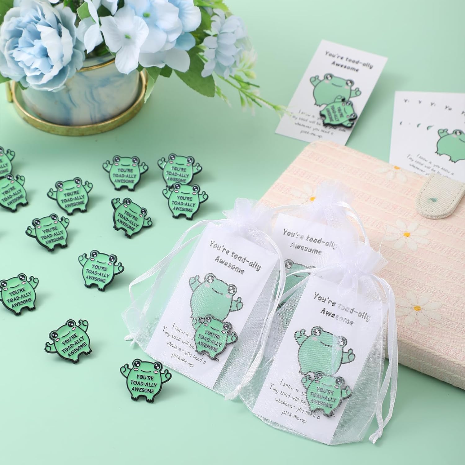 Lyrow - Juego de 50 pines de rana de dibujos animados, suministros de bienvenida a la escuela, broche de apoyo emocional con bolsas inspiradoras para tarjetas, regalo de agradecimiento para estudiantes, empleados, compañeros de trabajo, equipo de personal