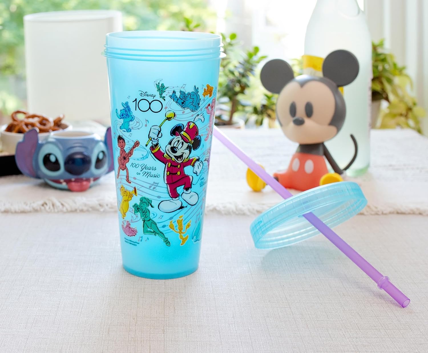 Disney Vaso de viaje de plástico que cambia de color de Mickey Mouse del 100 aniversario, incluye popote reutilizable y tapa resistente a fugas, capacidad para 20 onzas
