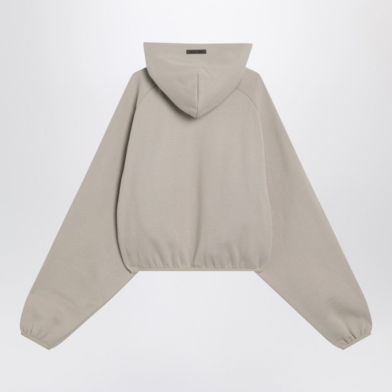 Fear of God（フィア・オブ・ゴッド）は、ラグジュアリーとストリートを融合させたアメリカ発ブランド。オーバーサイズのシルエットや上質な素材使いが魅力です。当店【YOUPLUS公式通販】の商品は、ヨーロッパからの買い付けとなり、ヨーロッパからの直送品です。