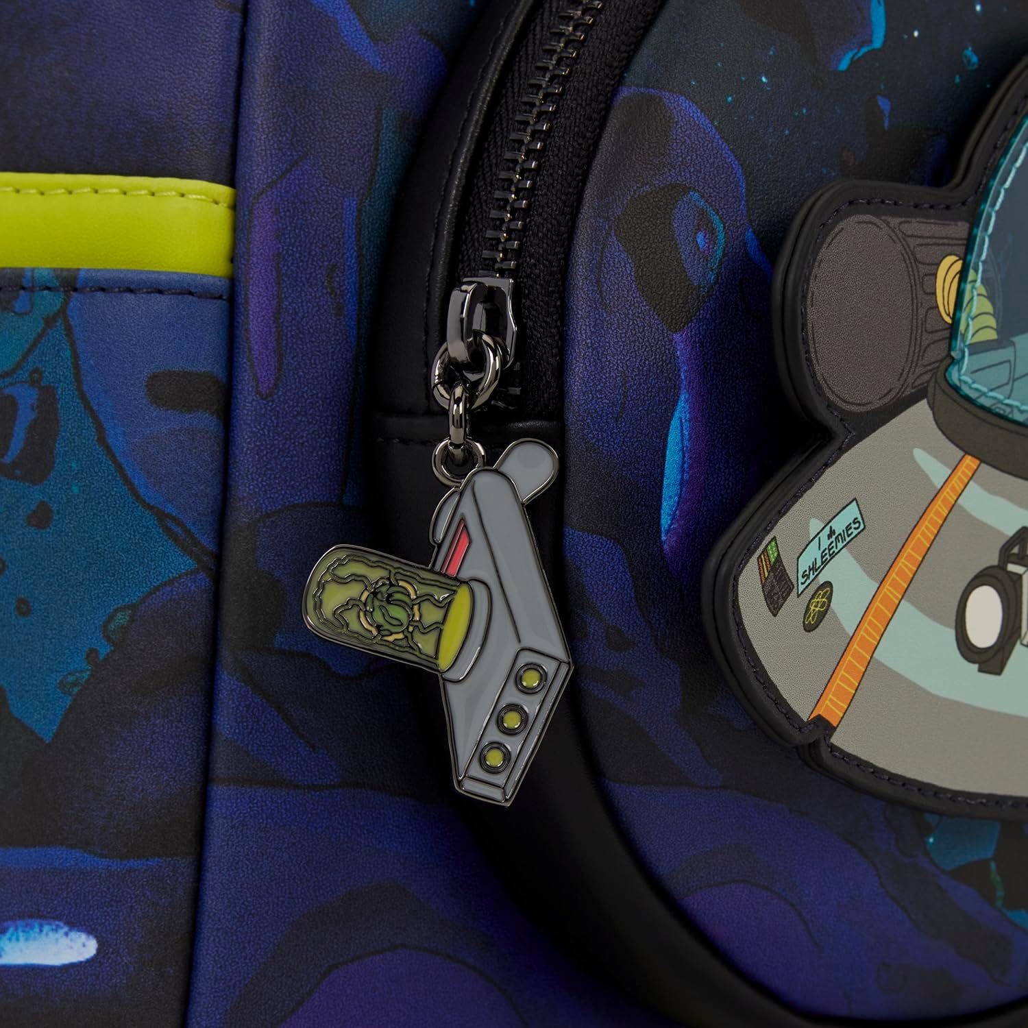 Loungefly Cartoon Network: Rick and Morty - Space Cruiser - Mini mochila con dije de cremallera - Brilla en la oscuridad - Bolsas coleccionables