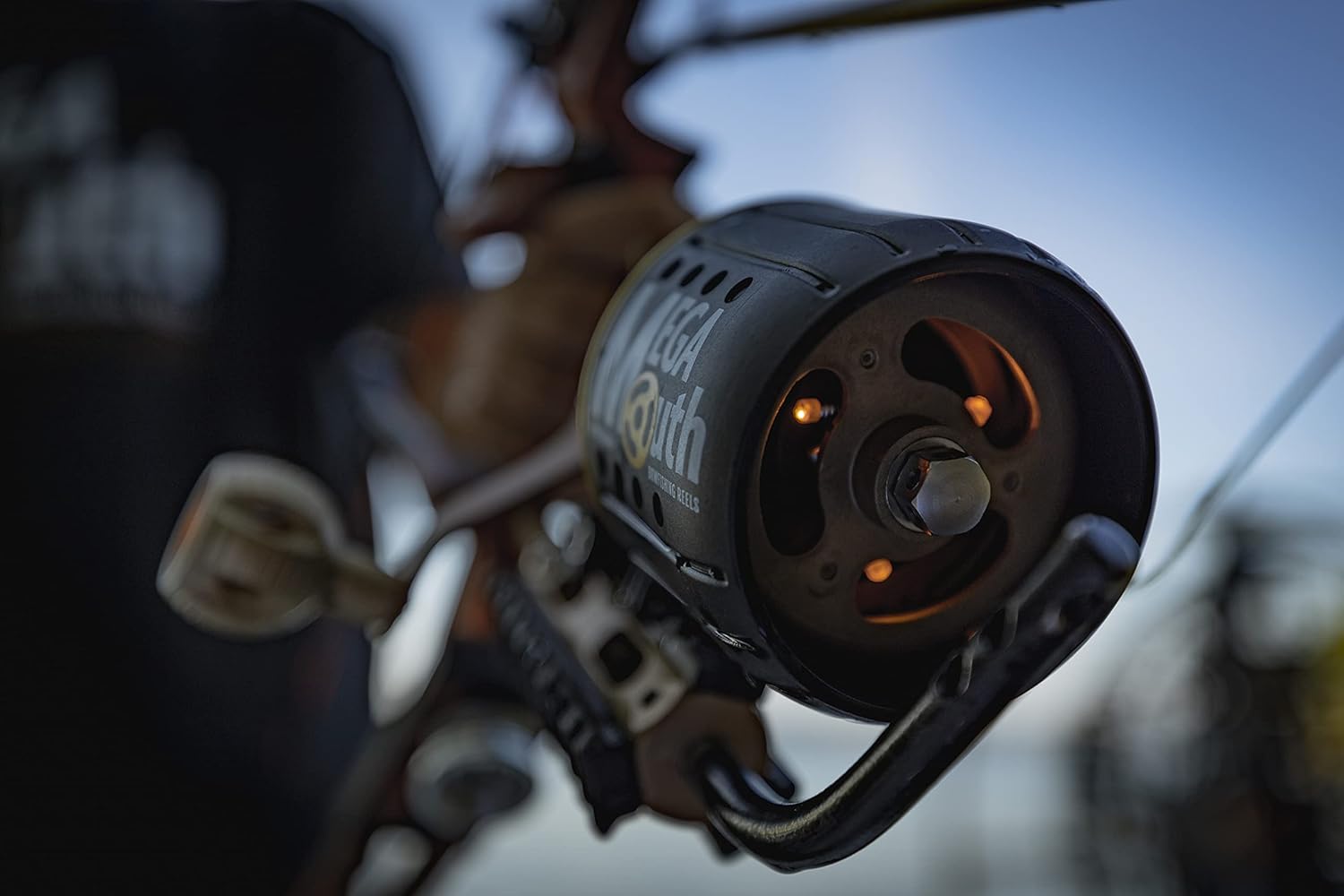 Mega Mouth 2.0 Professional Bow Fishing Reel - The First Free Spool Spincast Style Bow Fishing Reel