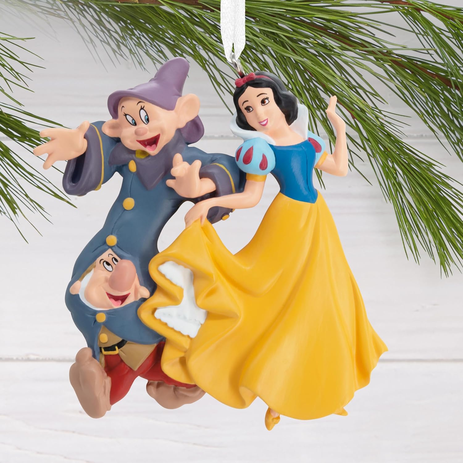 Adorno navideño Hallmark Disney Princess Blancanieves con Dopey y Sneezy