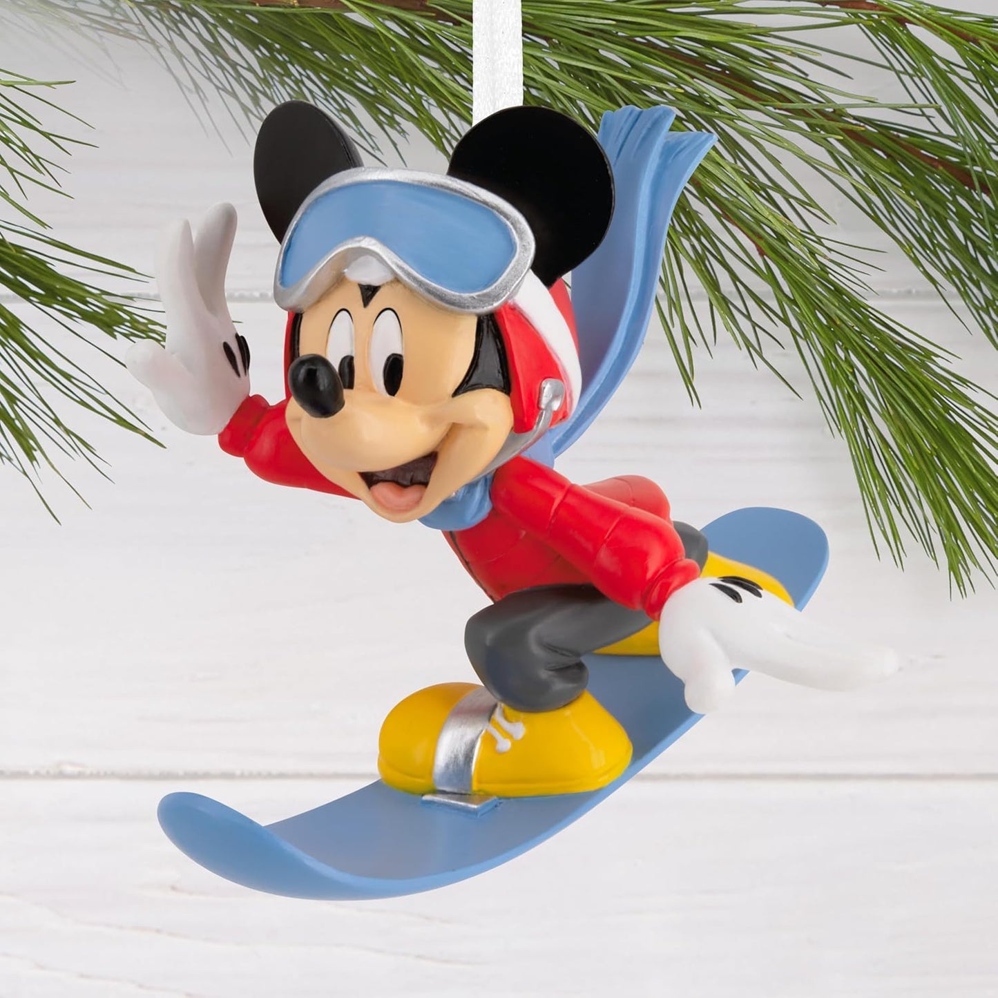 Hallmark Adorno de snowboard de Mickey Mouse, decoración de árbol de Disney, adorno colgante de Disney, adorno colgante, regalo para Navidad