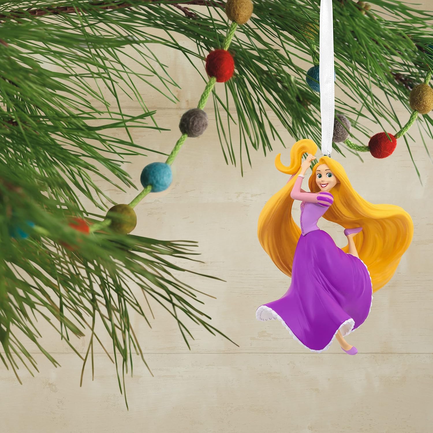 Hallmark Disney Tangled Rapunzel - Adorno navideño de resina (0003HCM0811)