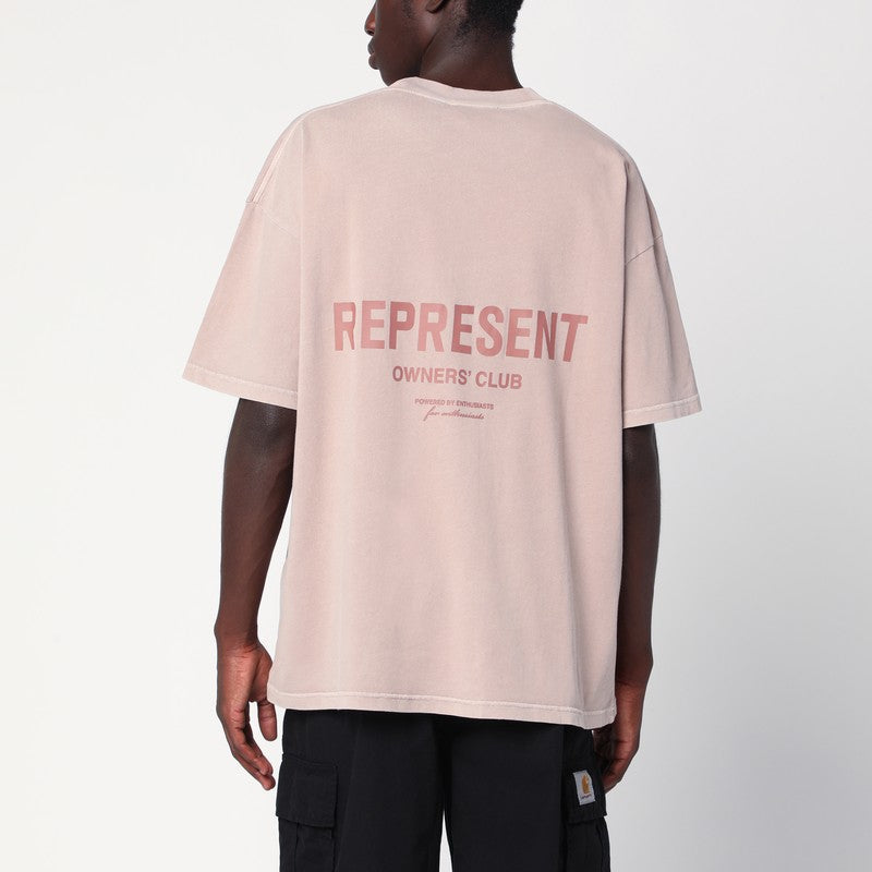 Represent ロゴ付きのほこりっぽいモーブコットンTシャツを表してください - Image 5