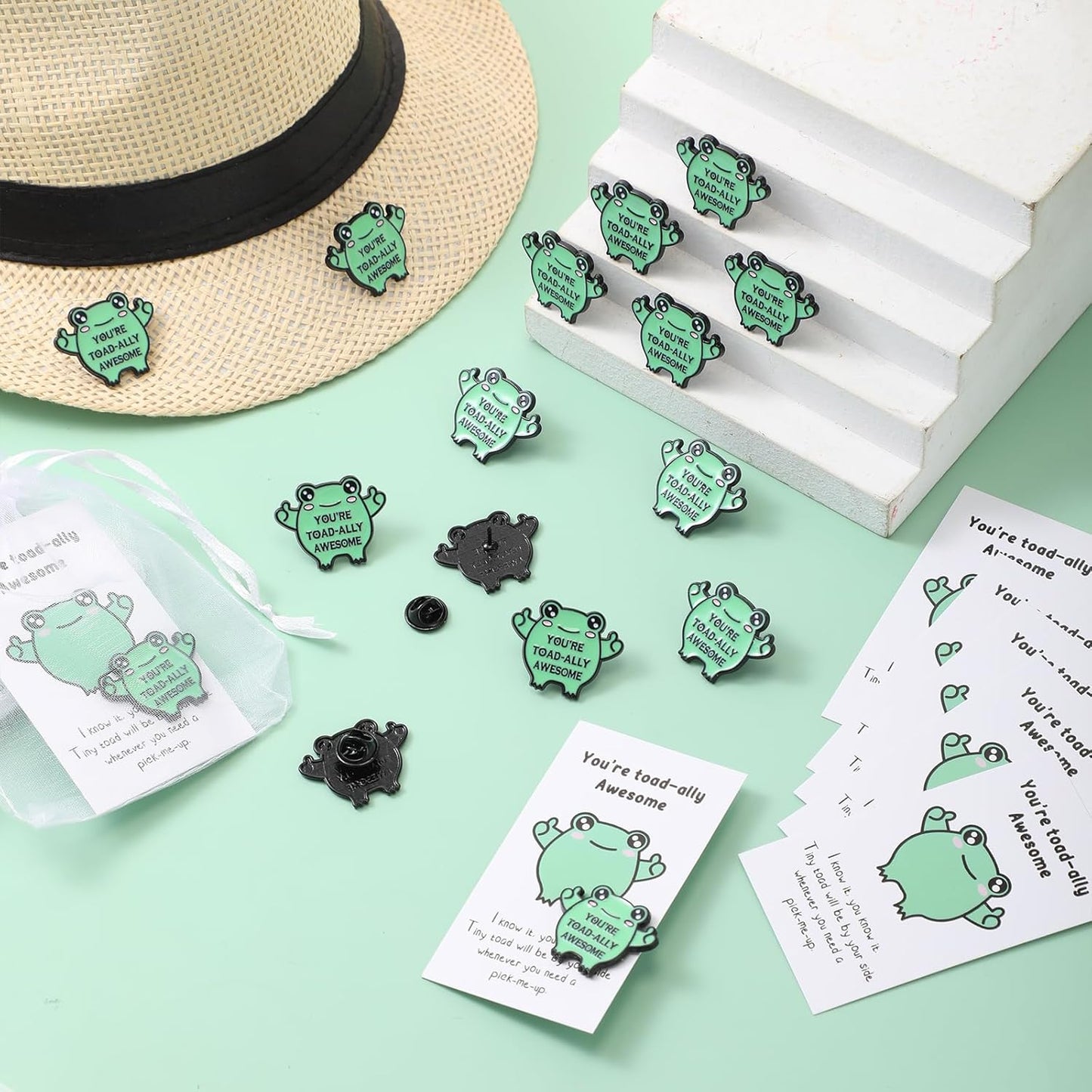 Lyrow - Juego de 50 pines de rana de dibujos animados, suministros de bienvenida a la escuela, broche de apoyo emocional con bolsas inspiradoras para tarjetas, regalo de agradecimiento para estudiantes, empleados, compañeros de trabajo, equipo de personal