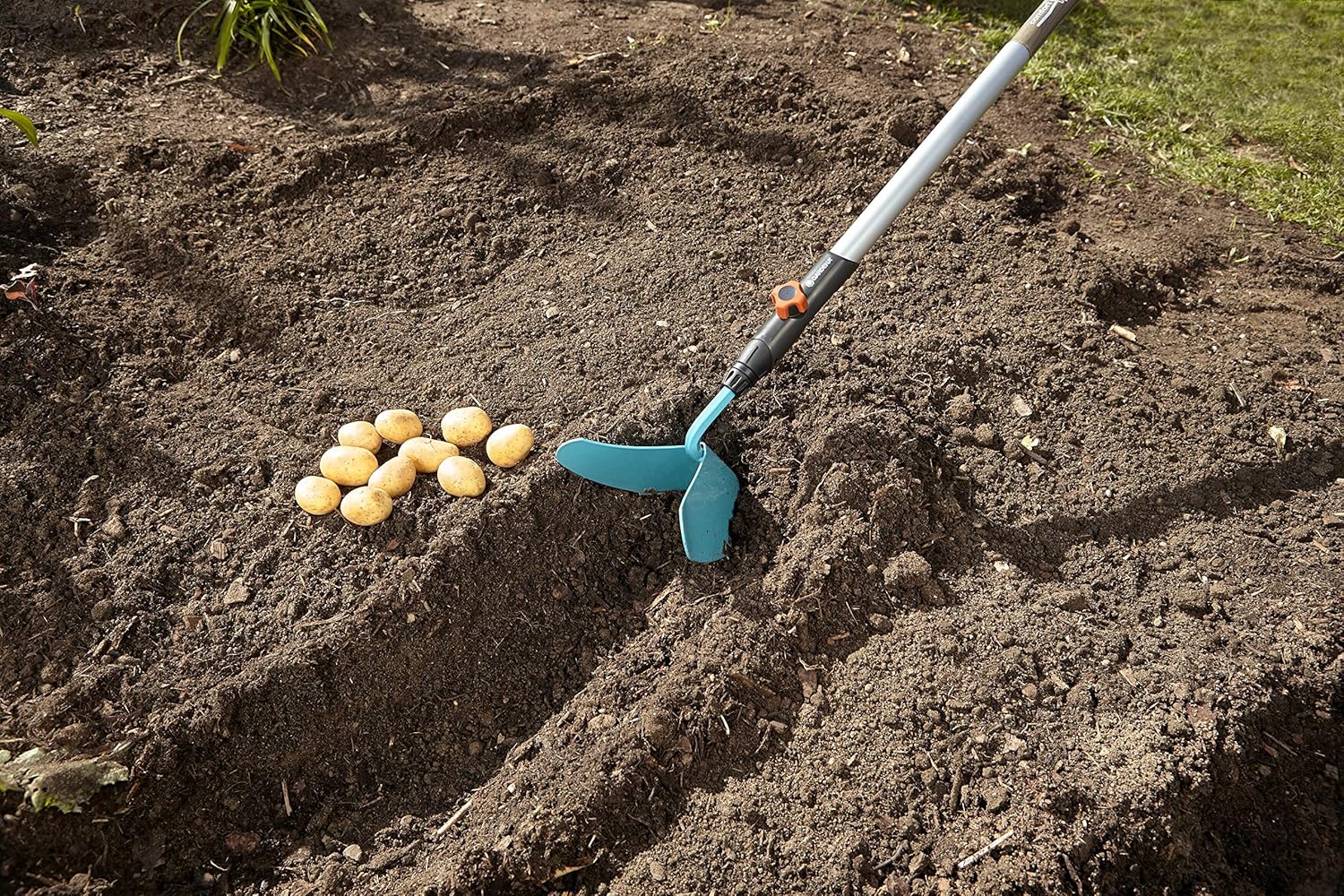 Gardena V-shaped Hoe, 6.3 inches (16 cm) Wide, Combisystem 3118-20 Product Warranty: Up to 25 Years