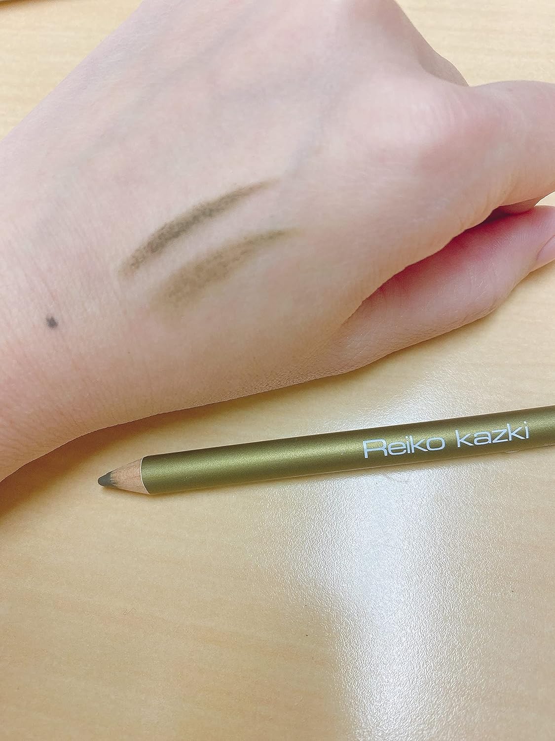 かづきれいこ アイブロウペンシル (1本) 肌なじみの良い絶妙な色あいで、自然な眉に。ロングセラーのアイブロウペンシル