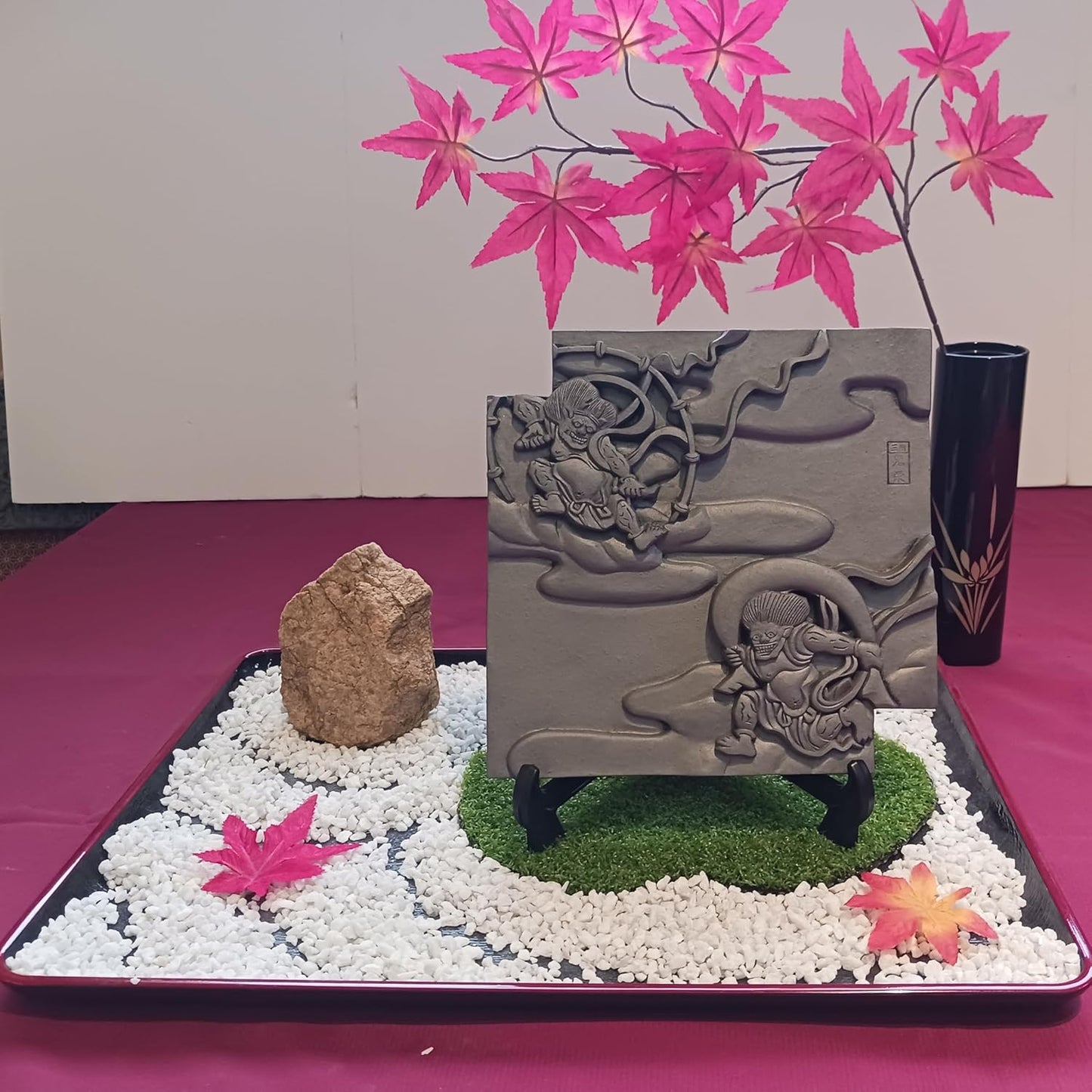 壁掛けアート作品 伝統工芸品（三州鬼瓦） 俵屋宗達『風神雷神図屛風』 和モダン、リビング、ベットルーム、玄関、部屋飾り W×18.5㎝ H×18.5㎝ D×2.0㎝（送料無料商品）