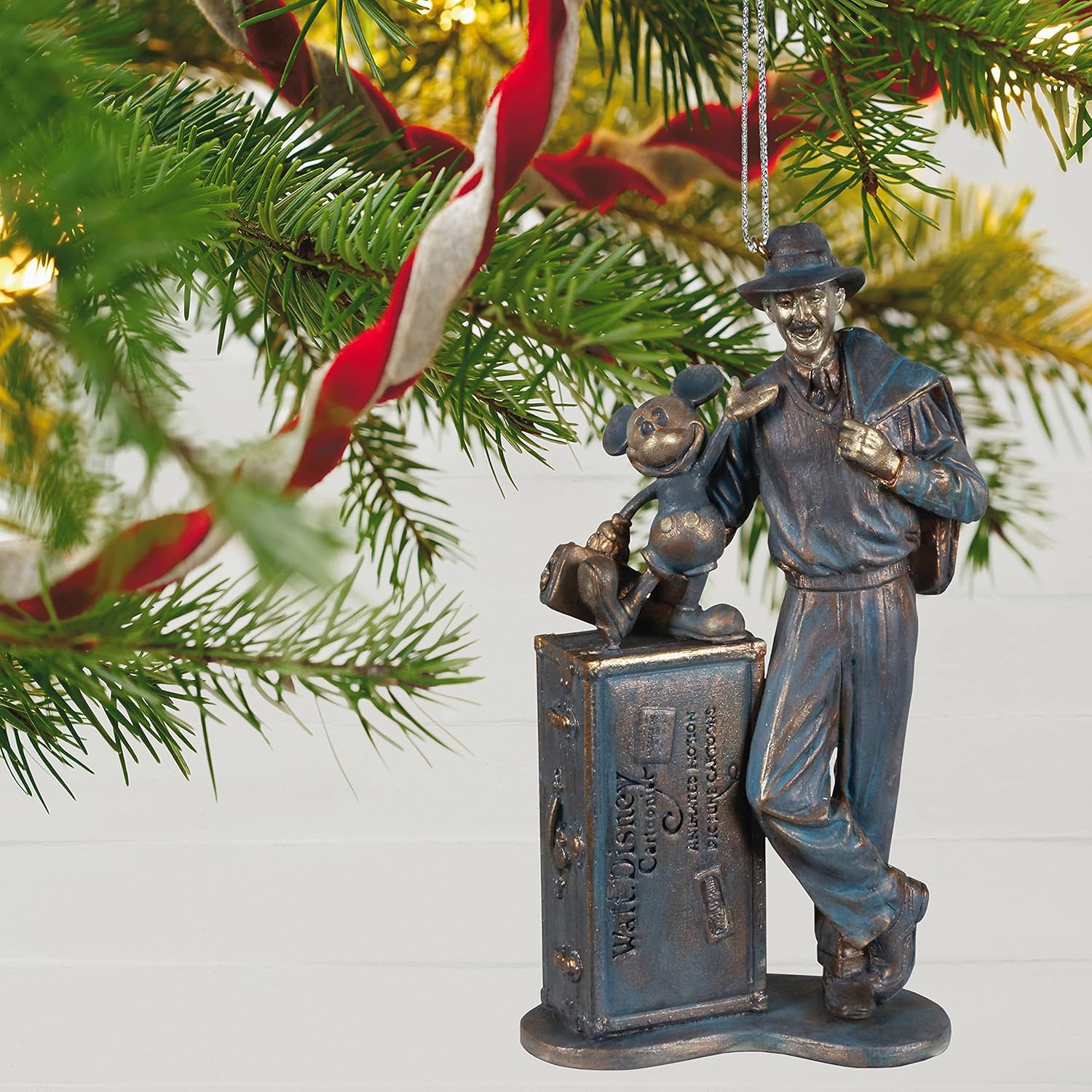 Hallmark Keepsake Adorno navideño 2021, estatua de narradores de Mickey Mouse de Disney
