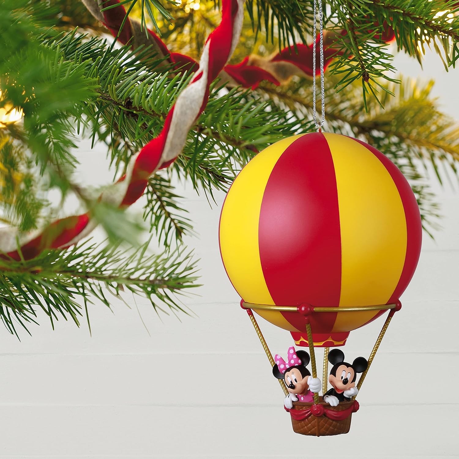 Hallmark Keepsake Adorno de Navidad, plástico 2021, globo aerostático Disney Mickey y Minnie High Flying Friends