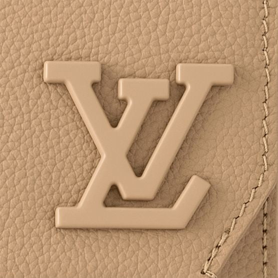 LOUIS VUITTON Pilot Slingbag - Image 6