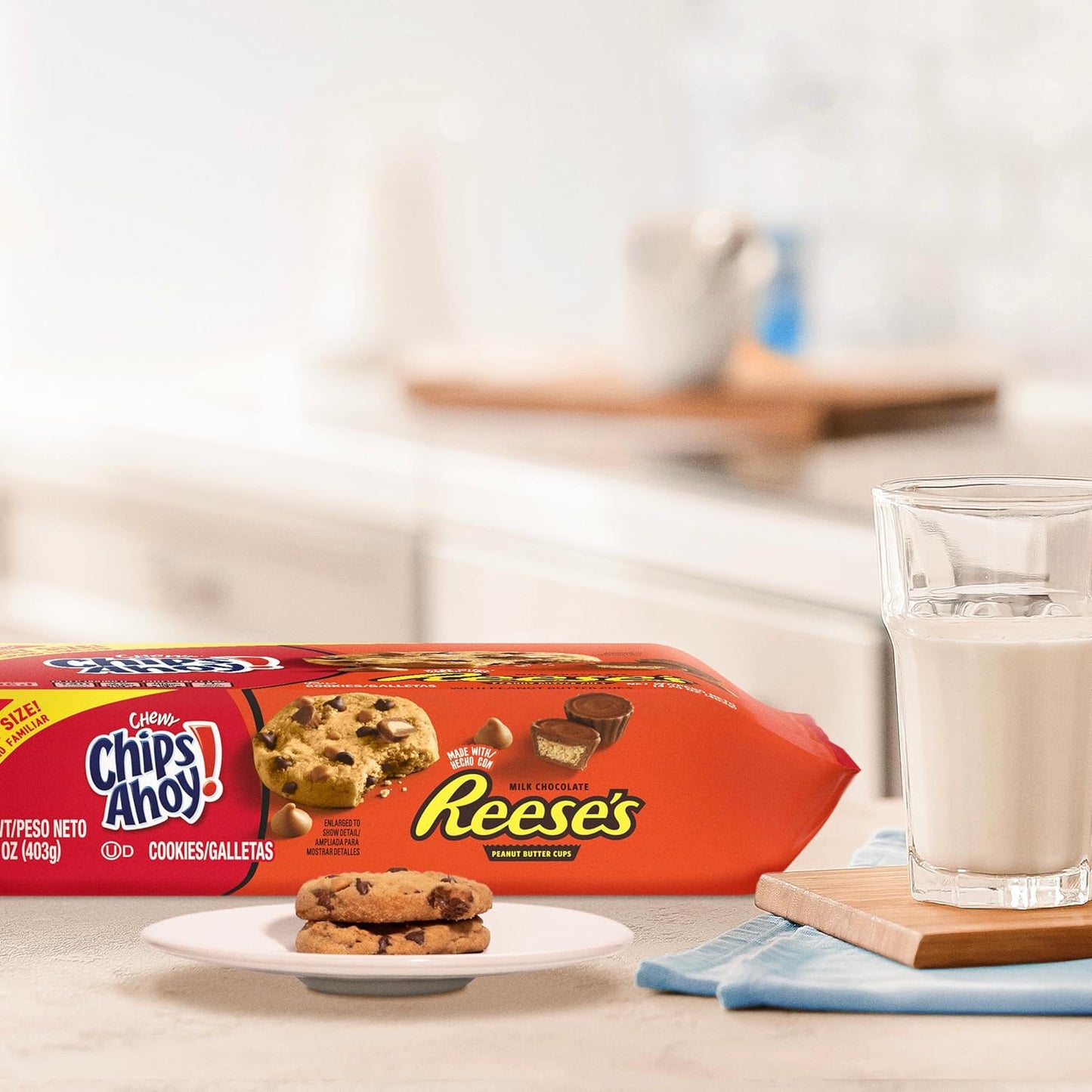 CHIPS AHOY! Galletas masticables con chispas de chocolate con Reese's Peanut Butter Cups, tamaño familiar, 14.25 oz (paquete de 2)