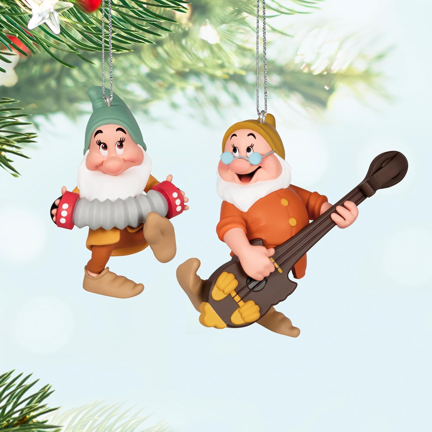 Adornos de Navidad de Recuerdo de Hallmark Disney Princesas de Disney 2024, Blancanieves y los Siete Enanitos Tímido y Sabiondo, Juego de 2